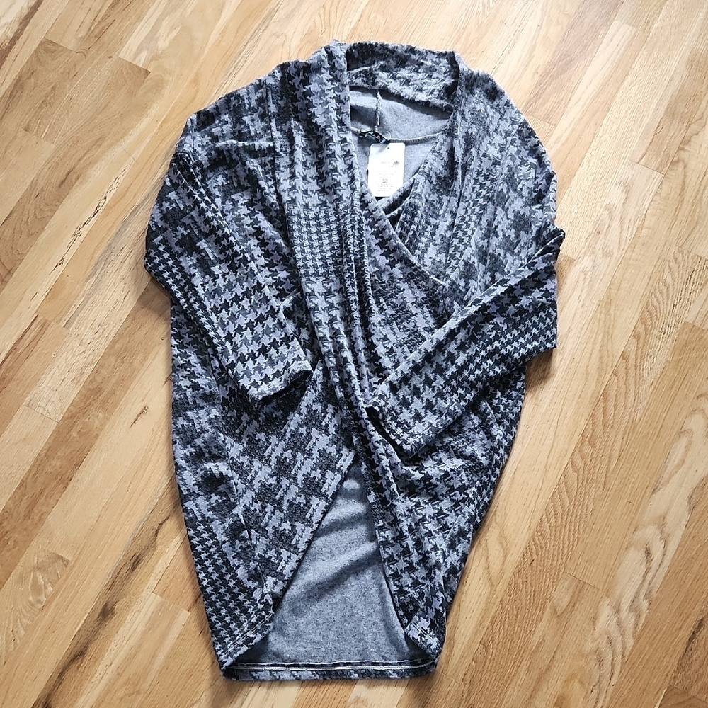 Boutique Gray Houndstooth Women's Sweater Shrug